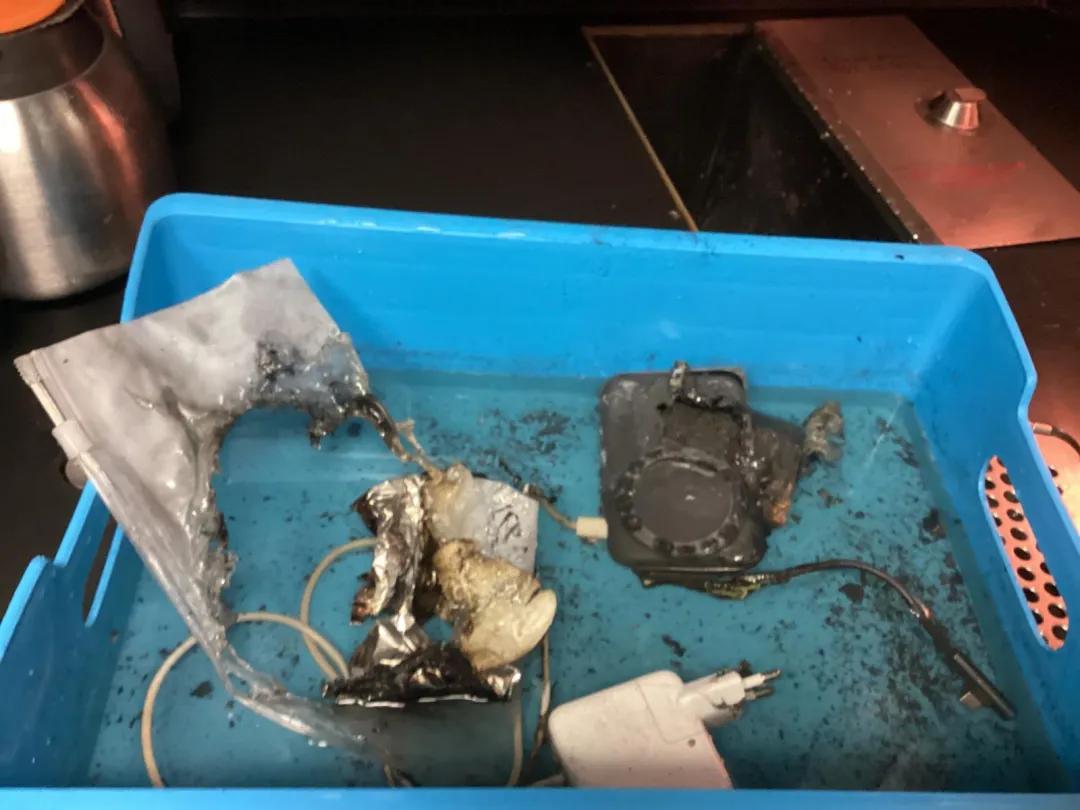 荷航前CEO坐自家航班，违规使用充电宝还睡着，充电宝爆炸起火！航班已飞行5小时	，被迫紧急返航