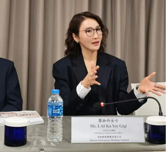黎姿，以主席身份	，主持卓珈股东大会