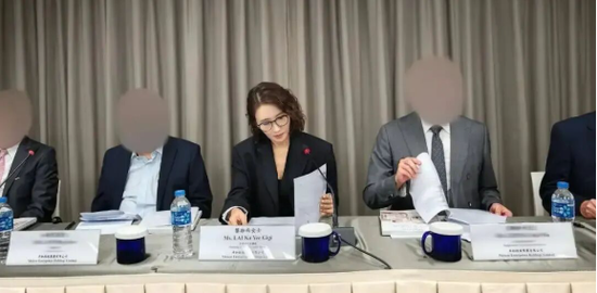 黎姿，以主席身份	，主持卓珈股东大会