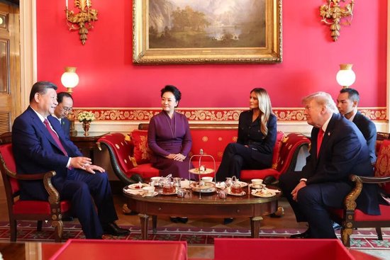 习近平和彭丽媛同特朗普夫妇茶叙	，高清大图来了！