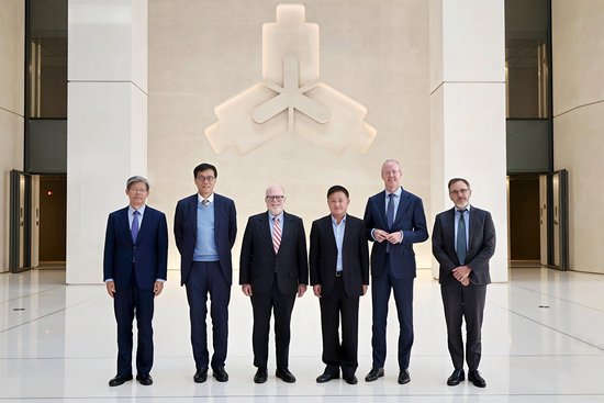 中国人民银行行长潘功胜会见彼得森国际经济研究所代表团